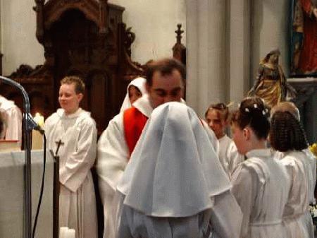 à l'autel pour communier au Corps du Christ