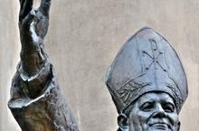 © laurent dambies - fotolia.com Pope John Paul II statue