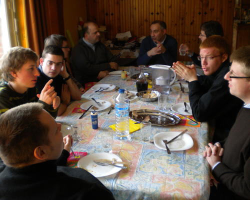 repas et échanges le samedi midi avec l'Abbé Marc Beaumont.