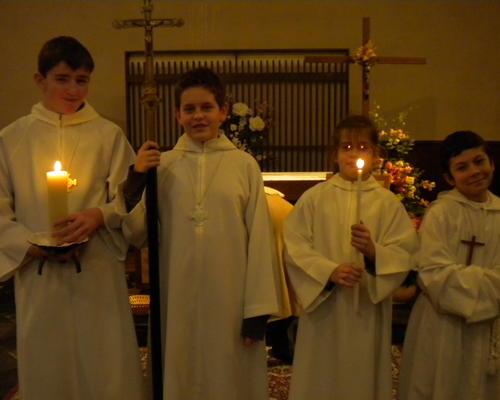 les servants d'Autel à la messe à Marcq en Ostrevant le samedi soir..