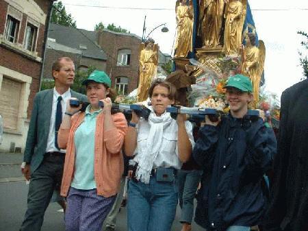 des jeunes portent la vierge (1)