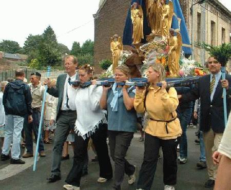 des jeunes portent la vierge (2)