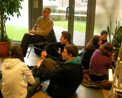 En petit groupe.
Les jeunes s'interrogent