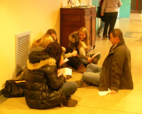 En petit groupe.
Les jeunes s'interrogent