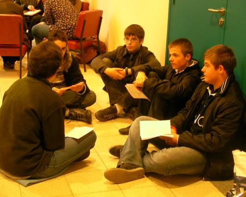 En petit groupe.
Les jeunes s'interrogent