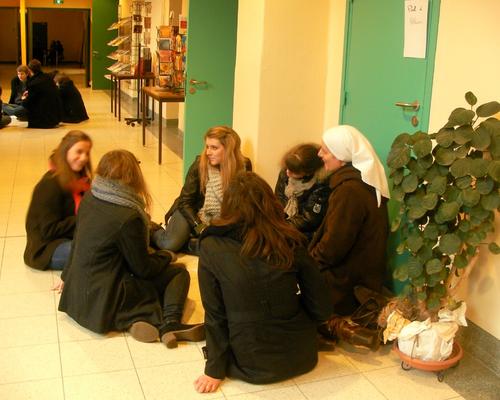 En petit groupe.
Les jeunes s'interrogent