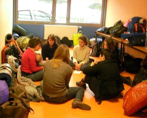 En petit groupe.
Les jeunes s'interrogent