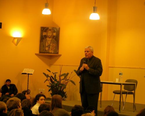 Mgr Garnier répond aux questions des parents et des jeunes
