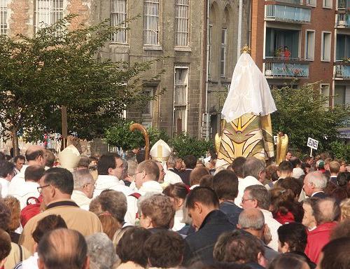 La procession se met en marche.