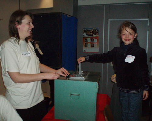Lucie en train de voter