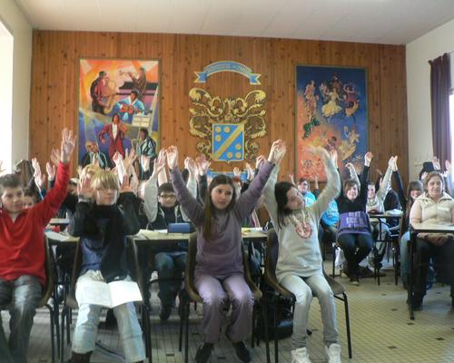 Chant : Nous élevons les mains