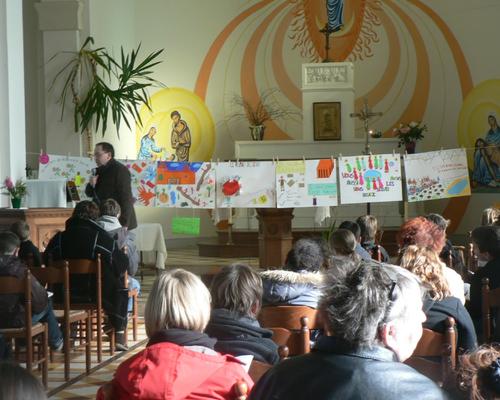Temps de prière à l'église de Bantouzelle avec les
panneaux réalisés hier