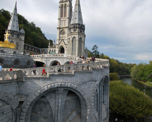 Les murs de Notre Dame du Rosaire à Lourdes