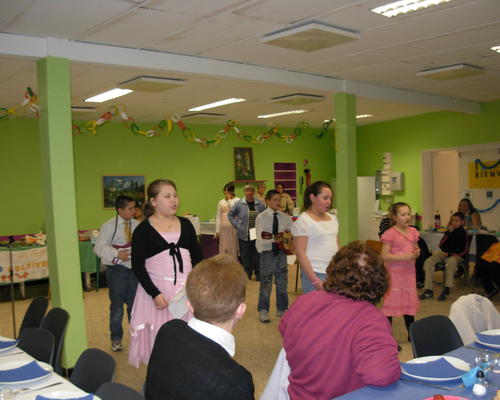 Au club "Les Matelots", on aime danser et chanter
