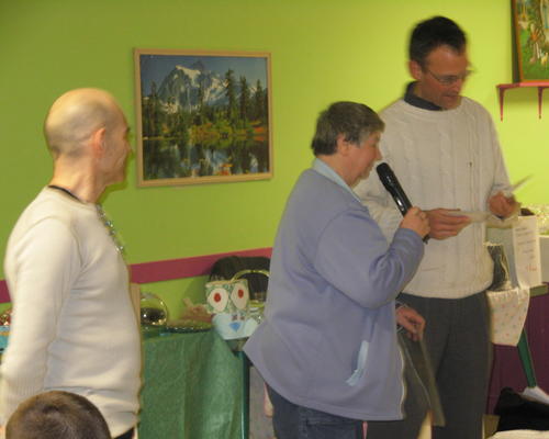 Livio et Christiane, animateurs. 
L'abbé Christophe