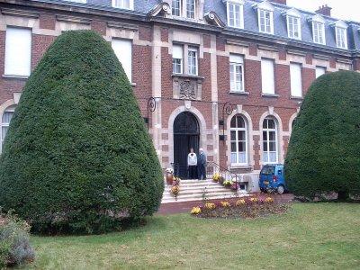 Mme Monique Defer sur les marches du perron
