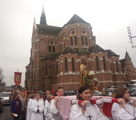 la procession derrière la basilique