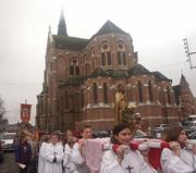 la procession derrière la basilique