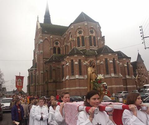 la procession derrière la basilique