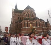 la procession derriÃ¨re la basilique