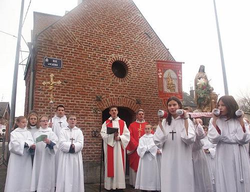 La prière devant la chapelle