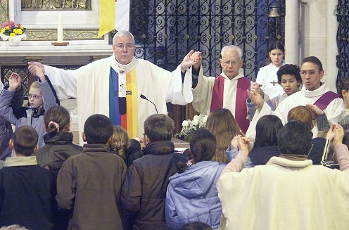 Au Notre Père , les enfants autour de l'autel 2