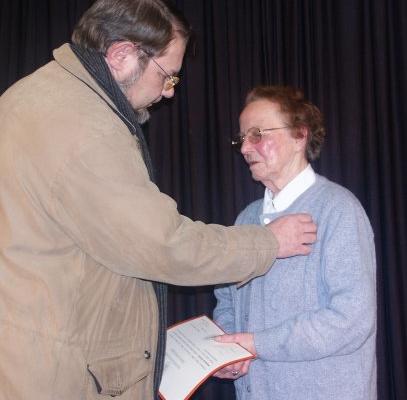 Remise de la médaille par M le Doyen