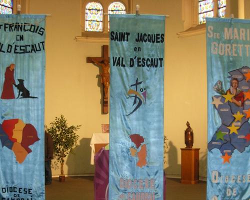 Bilan de la visite pastorale dans le doyenné des Marches du Hainaut : la célébration eucharistique. Les bannières des 3 paroisses