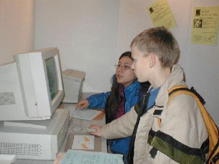 Hélèné et Guillaume imprimant une des lettres de P