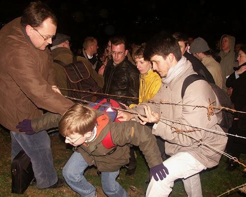 Entraide pour passer les barbelés