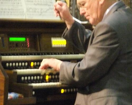 Le samedi 30 avril 2011, nous avons eu la chance d'écouter un récital d'orgue par M. Richard Jankoviak, dans l'église de Condé où se trouvait l'exposition des icônes
