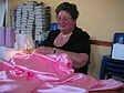 Lucette VANACKER fait l'ourlet de la bannière rose