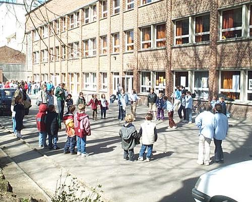 dans la cour