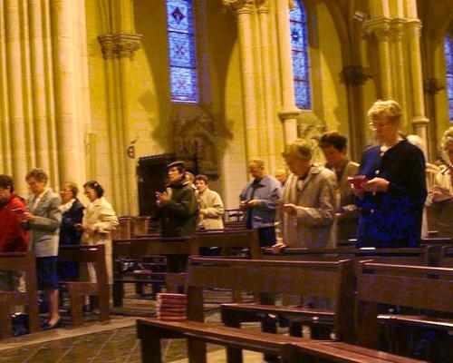 l'assenblée lit la prière pour les vocations