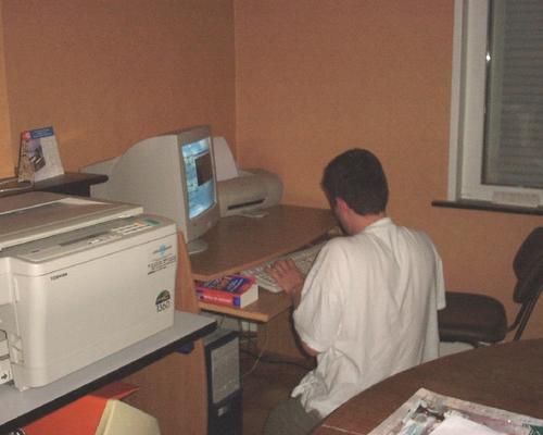 François installe les ordinateurs