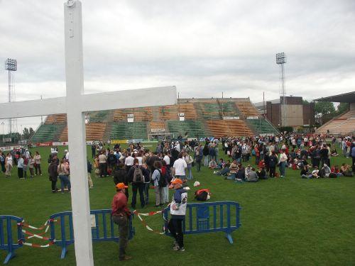 Le stade se rempli...