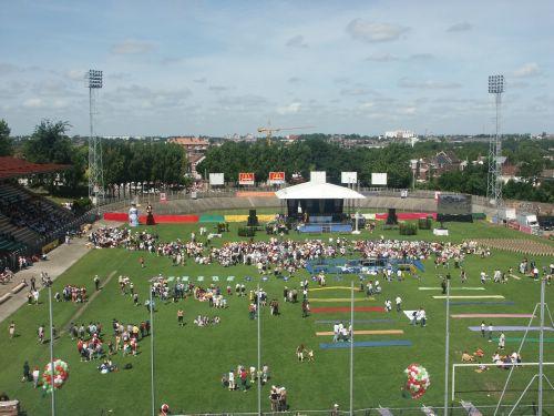 le stade se rempli...