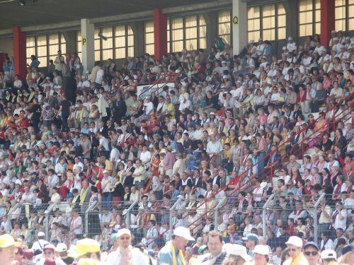 Foule dans la tribune