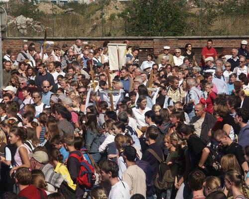 Les jeunes reprennent la procession