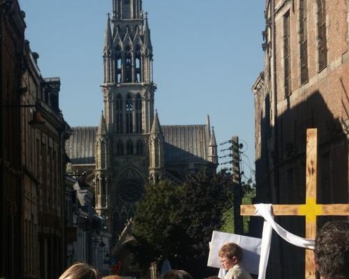 Procession devant ND du St Cordon