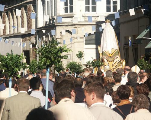 Procession dans les rues de Valenciennes