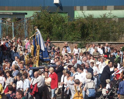 La procession des 'adulte' rattrape les jeunes