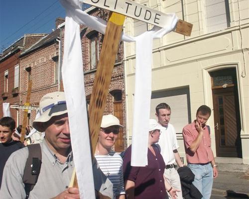 Père Marc Beaumont, seul à porter sa croix