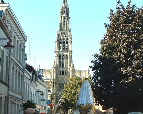 Notre Dame passe devant la Basilique