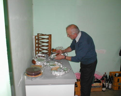 Henri prépare les desserts
