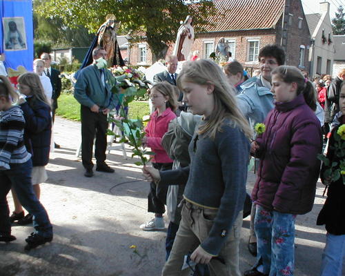 Enfants portant des fleurs au calvaire