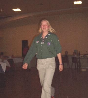 fanny qui présente la tenue JEM