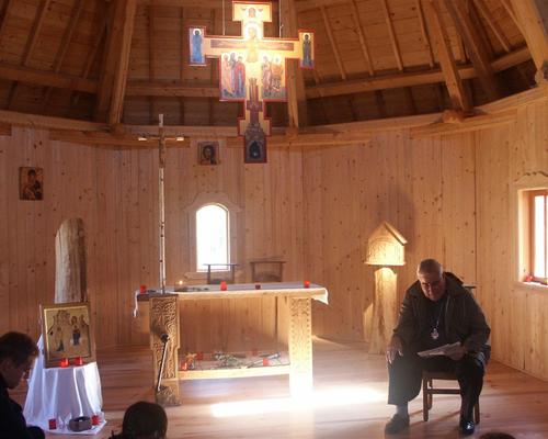 .. Dans la chapelle Roumaine