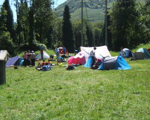 en prévision de la nuit à passer à Lourdes, au camp des jeunes.