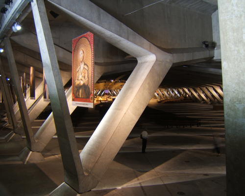 Dans la basilique souterraine Saint-Pie X